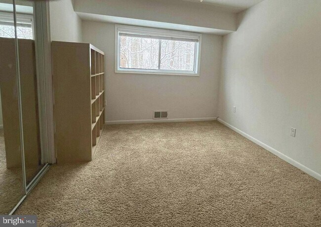 Building Photo - 10619 Weymouth St