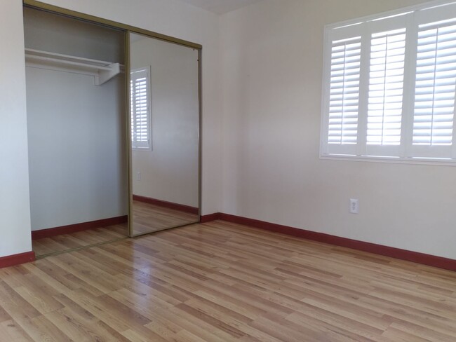 Building Photo - 3 Bedroom, 2 bathroom Private Home With Am...