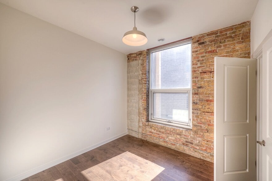 Building Photo - 1532 W Chicago Ave