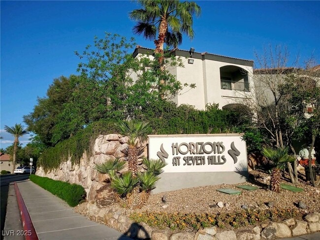 Building Photo - 950 Seven Hills Dr