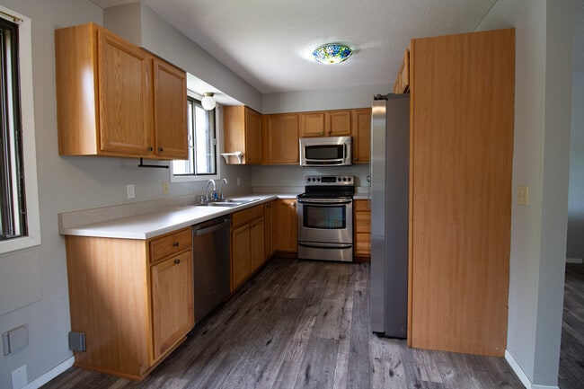 Building Photo - 1000 Lakota Ave