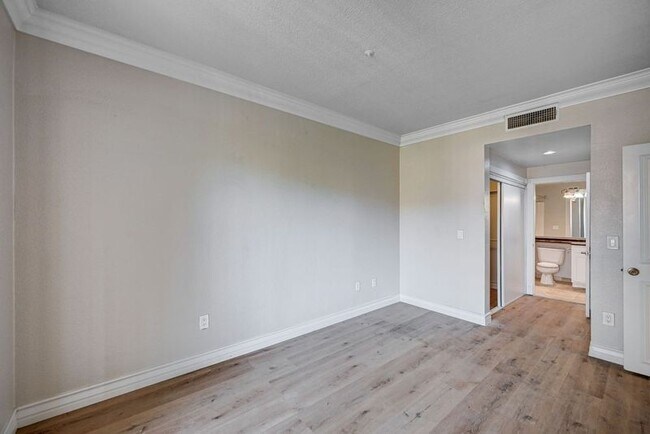 Building Photo - 260 E Flamingo Rd