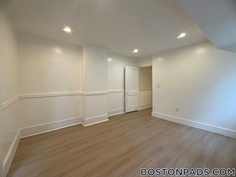 Building Photo - 1726 Beacon St