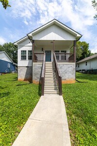 Building Photo - 619 Midlake Dr NE