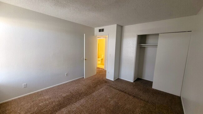 Building Photo - AFFORDABLE UNIT ON THE PHOENIX/TEMPE BORDER!