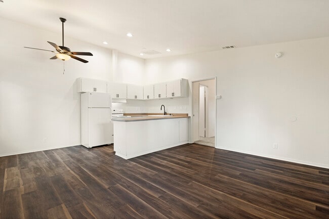 Building Photo - Rosewood Apartments