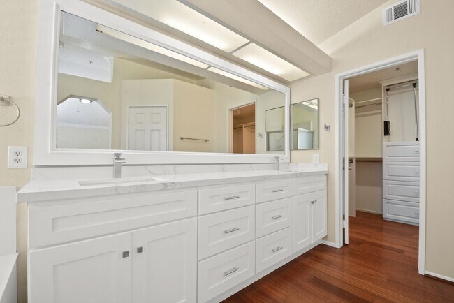Building Photo - Stunning 4BR/3BA in Central Park Featuring Main-Level Bedroom & Bath!