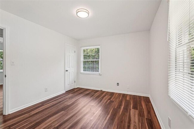 Building Photo - 119 Kelso Dr SW