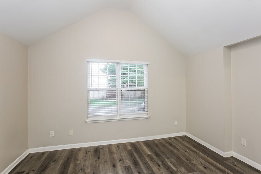 Building Photo - 7124 Fox Point Dr