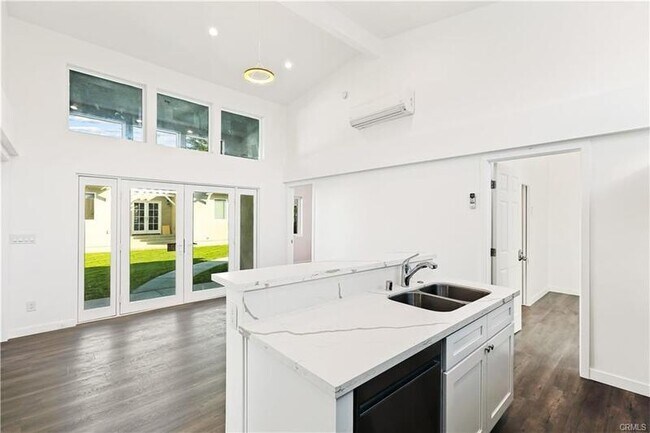 Building Photo - 552 N Cambridge St