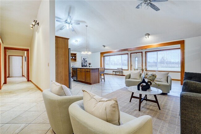 Building Photo - 2654 Whalen Rd