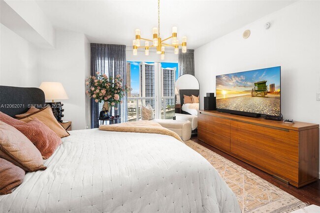 Building Photo - 495 Brickell Ave