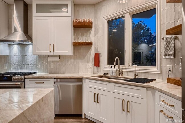 Building Photo - Extravagant home with lots to offer!