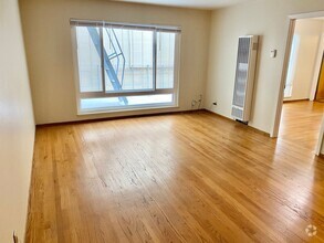 Building Photo - Spacious and Bright 1BR/1BA Unit in the Mi...