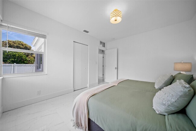 Building Photo - 1625 Hollywood Blvd