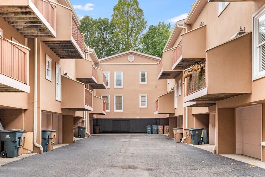 Building Photo - 3025 Woodlawn Dr
