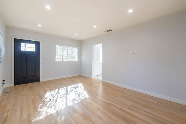 Building Photo - Cozy Home in Culver City!