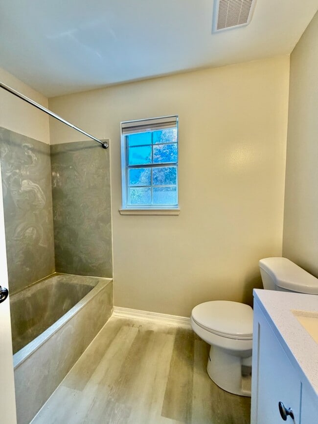 Building Photo - 437 S Shore Dr