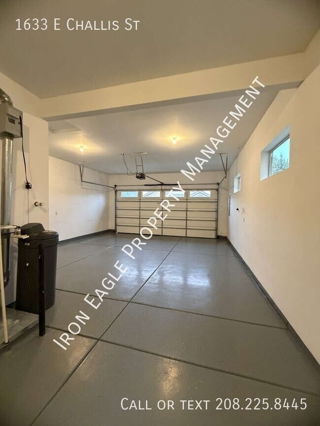 Building Photo - 1633 E Challis St