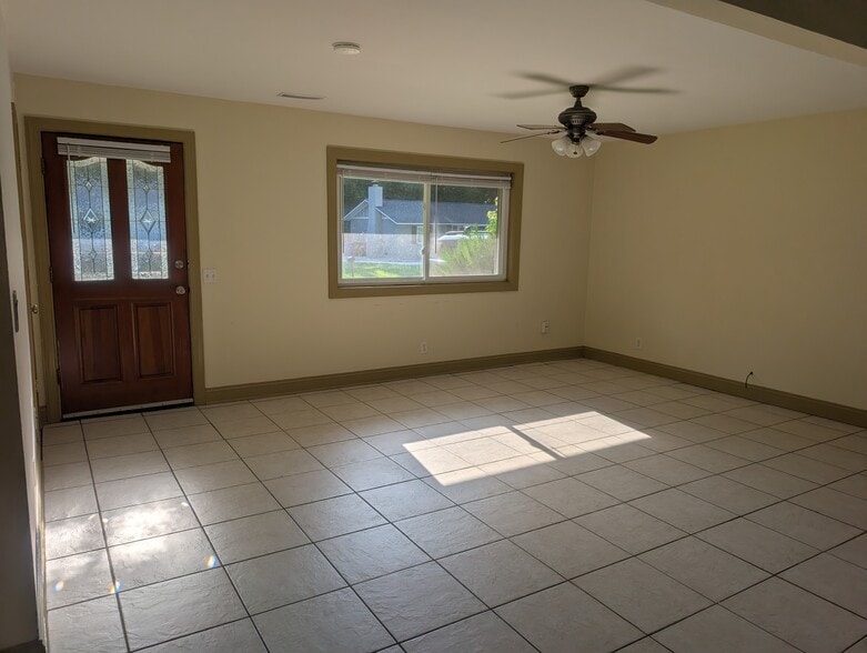 Building Photo - 634 Constant Dr