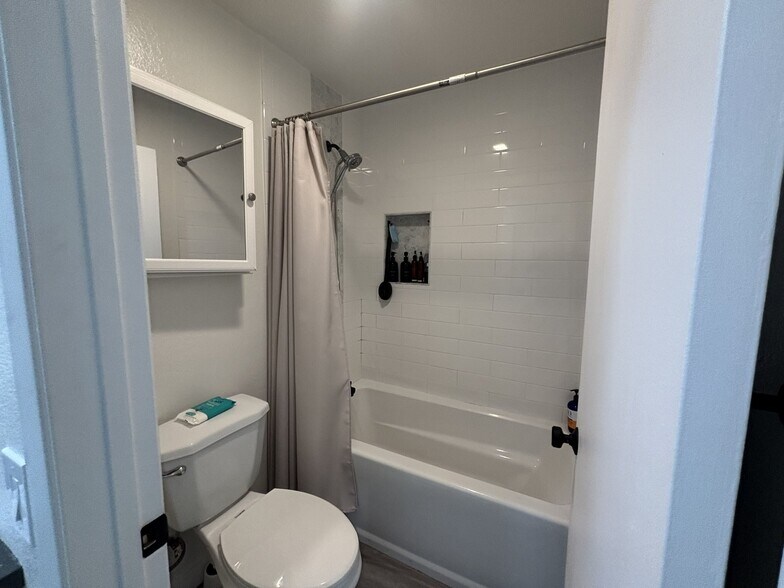 Building Photo - 4435 Nobel Dr