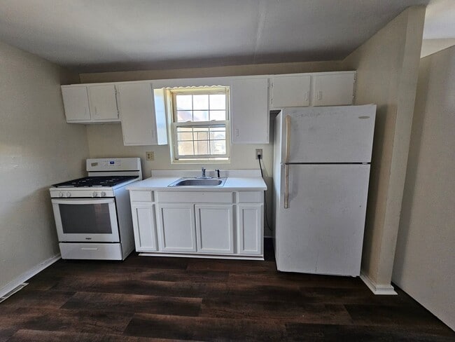 Building Photo - Spacious 3 bedroom 1 bathroom Apartment for rent!