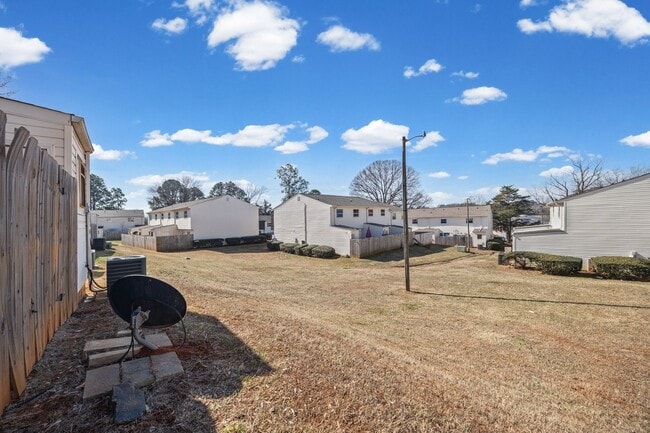 Building Photo - Lovely 2-Bed, 1.5 Bath Townhome in Quail Run of Charlotte!