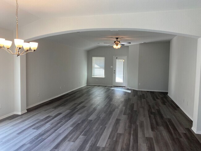 Building Photo - BEAUTIFUL 4-bedroom 2-bathroom home! !!HALF OFF 1ST MONTH!!