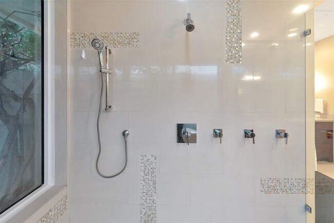 Building Photo - 3050 NE 43rd St