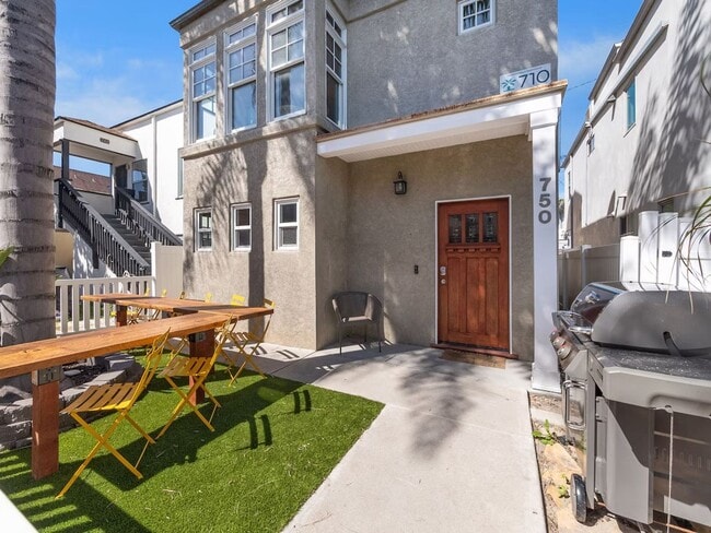 Building Photo - Luxury Furnished Mission Beach Home with Rooftop Views