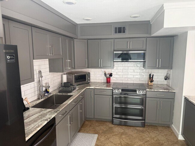 Building Photo - 422 Canterbury Ct NW