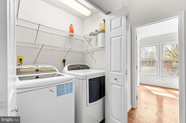 Building Photo - 211 W Hill St