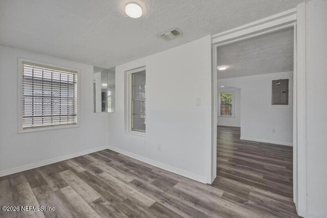 Building Photo - 1216 W 24th St