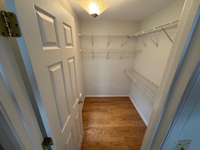 Building Photo - Beautiful 2 Bed 2 Bath End-Unit Townhome I...