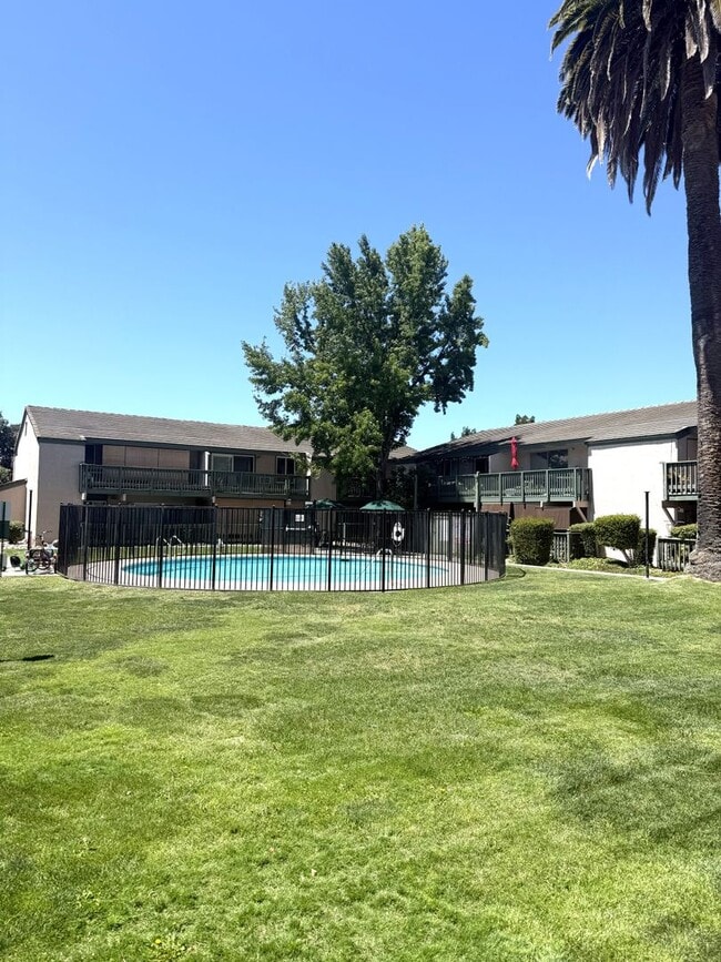 Building Photo - Charming One-Bedroom Condo in Prime Concor...