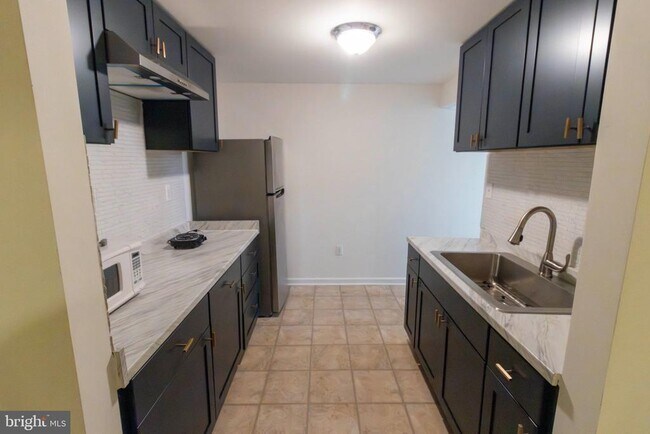 Building Photo - 4 Fieldstone Ct
