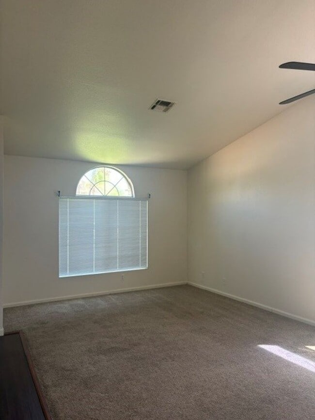 Building Photo - 4 Bedroom/2 Bath Home in the Northwest - $2395 Per Month!