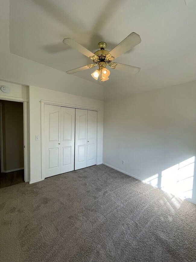 Building Photo - Beautiful South West Visalia home Near El Diamante school with a pool!!