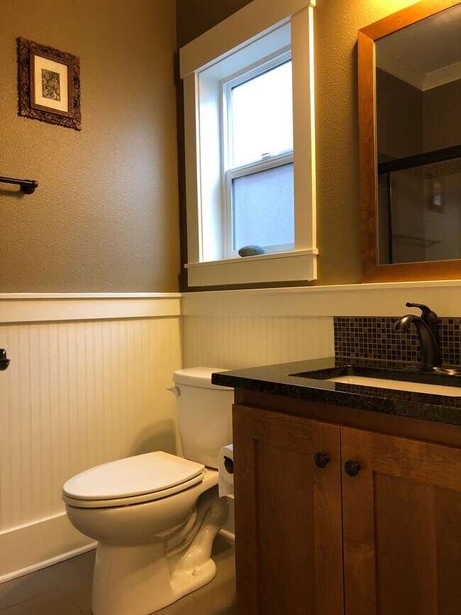 Building Photo - Gorgeous, modern craftsman 3+ bedroom, 3 b...