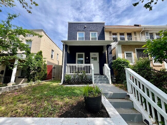 Building Photo - 1742 L St NE