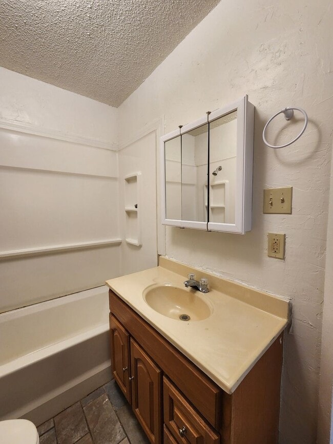 Building Photo - Cute 2 bed 1 bath house in Shawnee