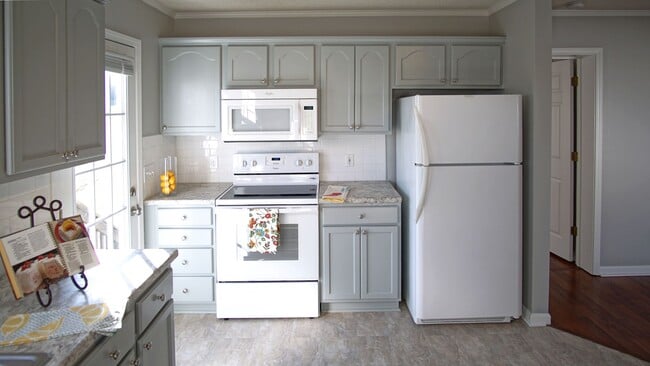 Building Photo - 3 Bed 2 Bath home with pool and lawncare included for $1850!!!
