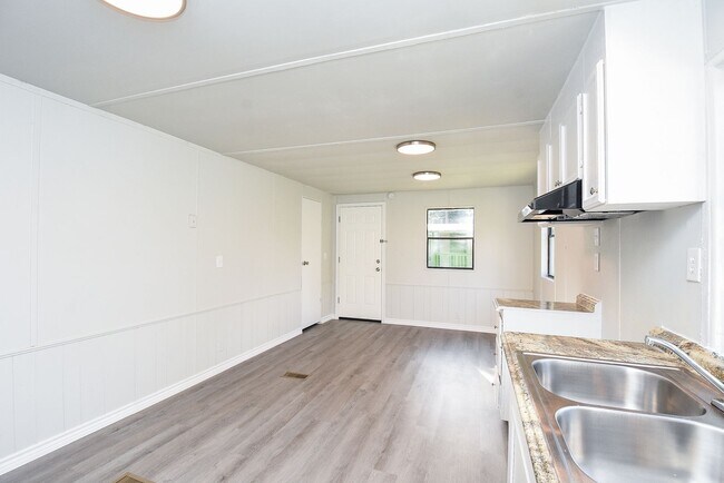 Building Photo - Cozy Roy Harris Loop mobile home