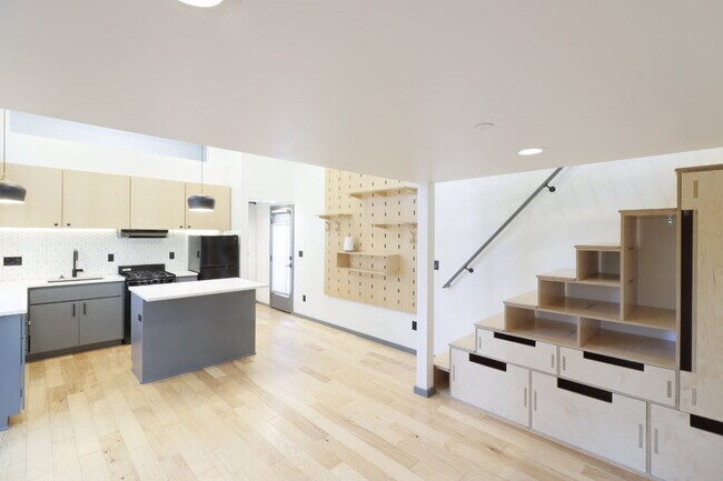 Building Photo - Unique Tiny Home in Hiatus neighborhood cl...
