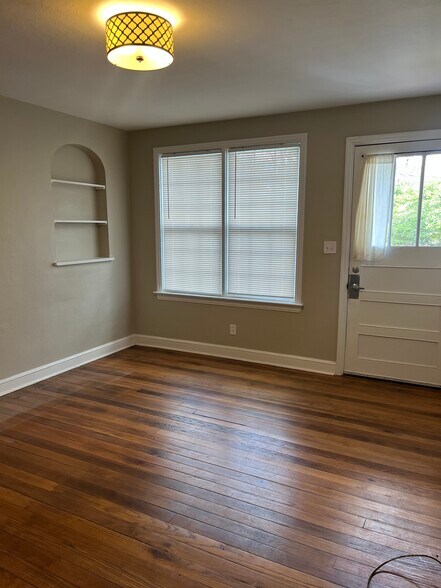 Building Photo - 813 Baker St