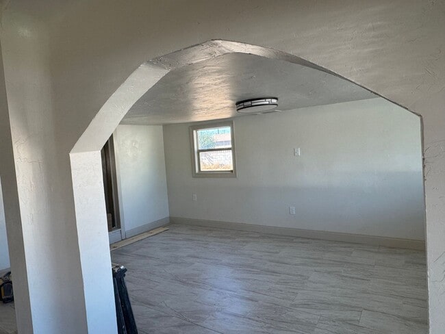 Building Photo - 4 Bed 2 Bath Home