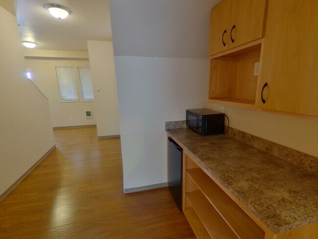 Building Photo - Alder Duplexes on 17th