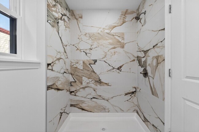 Building Photo - 40 E 5th St