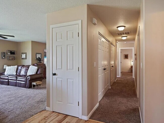 Building Photo - Spacious Prineville Home with Large Backyard!