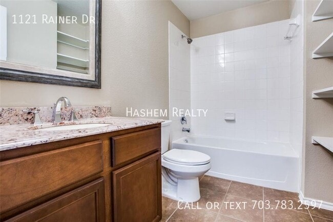 Building Photo - 1121 Rainer Dr